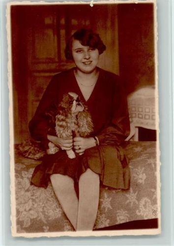 Frau mit ihrem Pekinesen auf dem Schoß ca 1930 Foto AK