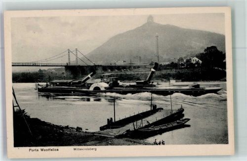 Porta Westfalica Binnenschiffe Raddampfer unterhalb des Wittekindsberges