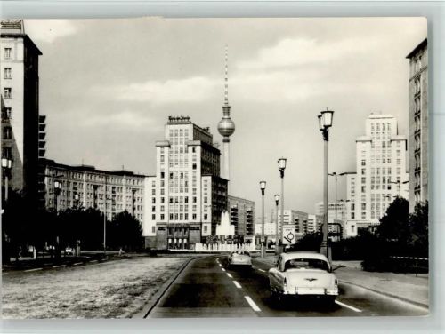 Berlin Mitte Blick zum Strausberger Platz mit Fernseh- und UKW-Turm der Deutschen Post Berlin