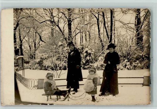 1916 Kinder mit einem Schlitten, Muff, die Mütter gucken zu - Winter