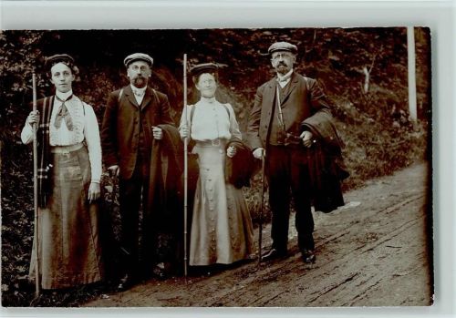 1913 Tolle Foto AK Zwei Paare wandern mit langen Wanderstöcken
