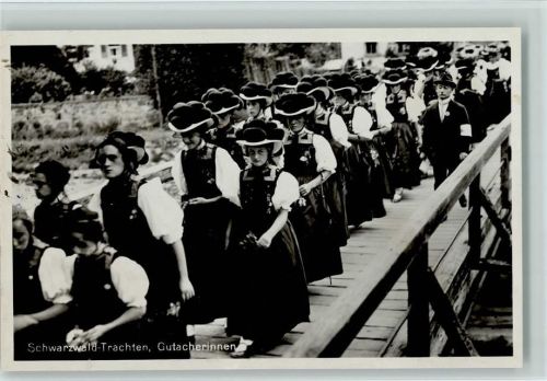 GMT Serie 426 G 24 MA - Gutacherinnen gehen über eine Holzbrücke Foto ca 1938 AK
