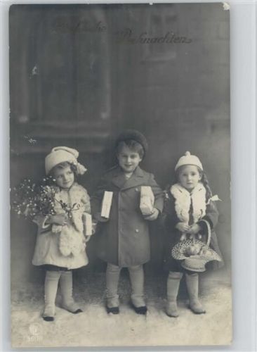 Drei Kinder mit Äpfel und Geschenkpaketen Foto AK