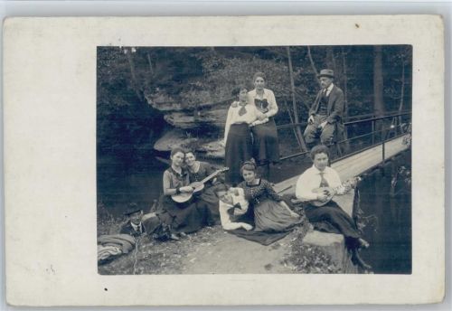 Wandergruppe - Lautenspielerin und Gitarrespielerin Foto AK Zupfinstrument 1917