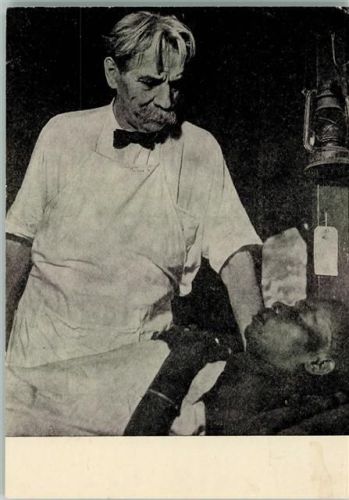 Albert Schweitzer bei der Visite in seinem Urwaldspital in Lambarene Spenden AK