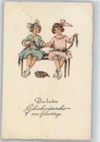 1925 Mädchen auf einer Bank basteln eine Girlande