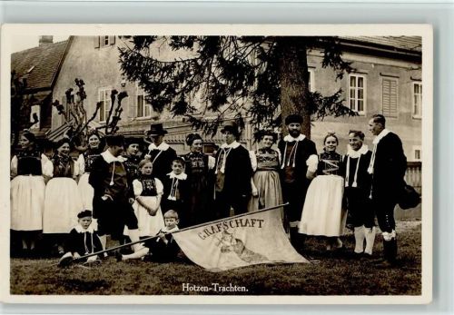 Hotzen Trachten Foto AK große Gruppe mit Fahne "Grafschaft" AK