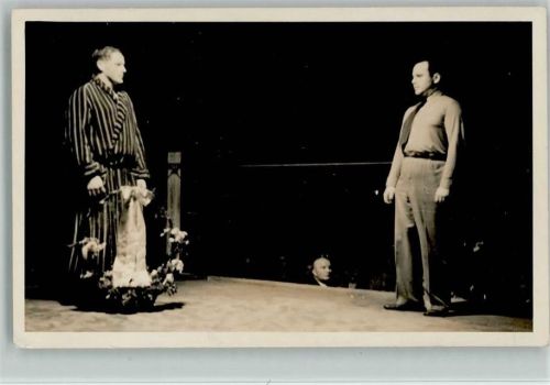 Der Boxer im Bademantel mit einem Präsentkorb Foto AK