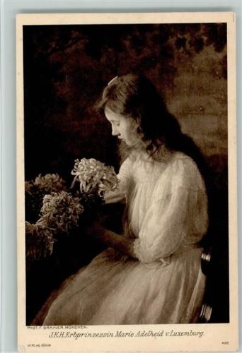 Erbprinzessin Adelheid mit Blumen Adel Luxemburg