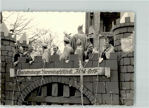 10115 W1000 Charlottenburg Privatfoto AK Charlottenburger Karnevalsgesellschaft Blau Gelb Festwagen