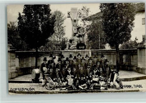Bürgermusik Blaskapelle Gruppenfoto am Kriegerdenkmal AK