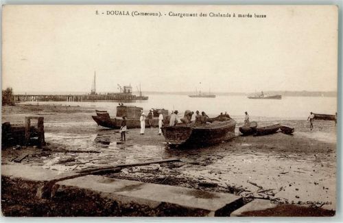 Douala Chargement des Chalands a maree basse Boot Dampfer Verladekran