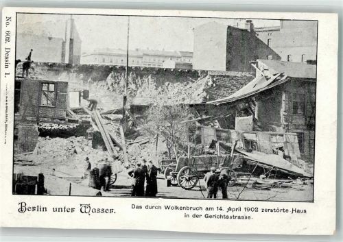 10115 W1000 Wedding 1902 Gebrauchsspuren Berlin unter Wasser Das durch Unwetter zerstörte Haus in der Gerichtsstraße Verlag Saulsohn No. 602 Karte beschnitten