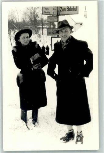 83527 W8092 Haag , Oberbay Privatfoto AK 1942 Mann Frau Winter Schnee Wegweiser Mantel Hut Ort handschriftlich