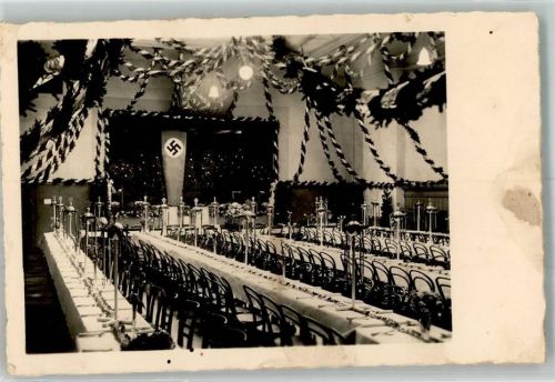 Ein weihnachtlich geschmückter Festsaal