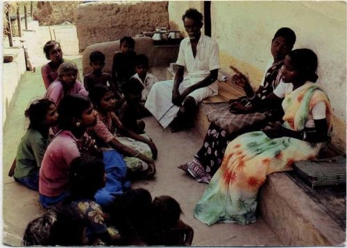 1990 - Indien: Pandur, Erzählerin mit Kindern AKU1