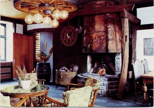 um 1970/80 Burg Wassenberg, Nordrhein-Westfalen: Hotel-Restaurant, Innenansicht Kaminzimmer, antike Innendekoration, Foto-Ak Nr.Mgl 014 76/3,Cramers Kunstanstalt KG AKU1
