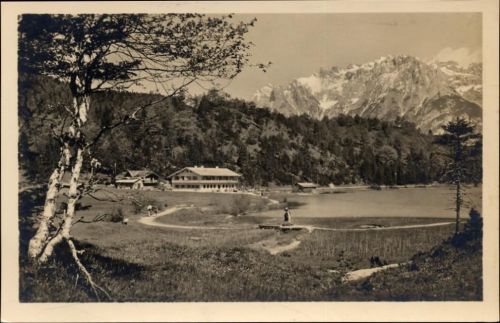 82475 W8101 Klais um 1930/40 - Klais, Gasthaus Ferchensee, Ansicht, Bäume, Berge, See,Photo-Rodestock AKU1