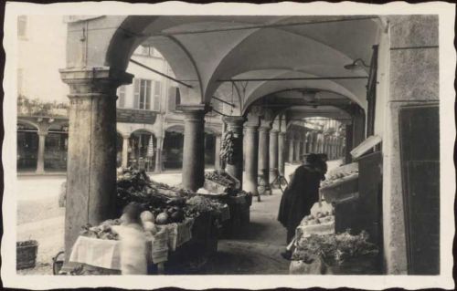 um 1930/40 Lugano, Italien, Via Nassa, Obst- und Gemüsestände