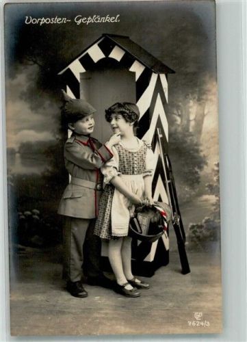 1917 Junge in feldgrauer Uniform mit seinem Mädel vor dem Postenhäuschen Kinderpoesie GL & Co. 7624/3 Feldpost WK I
