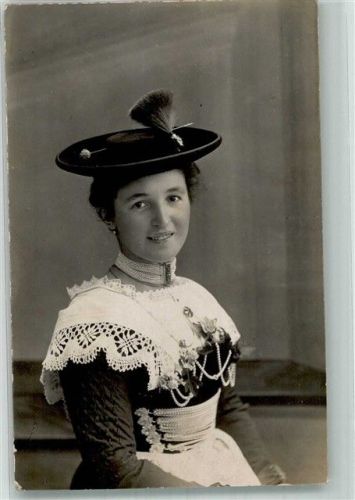 Junge Frau in Tracht mit Gamsbarthut