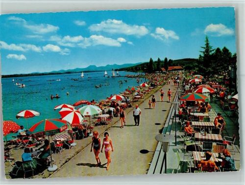 Waging Seepromenade am Strandkurhaus im Hintergrund Salzkammergut-Berge