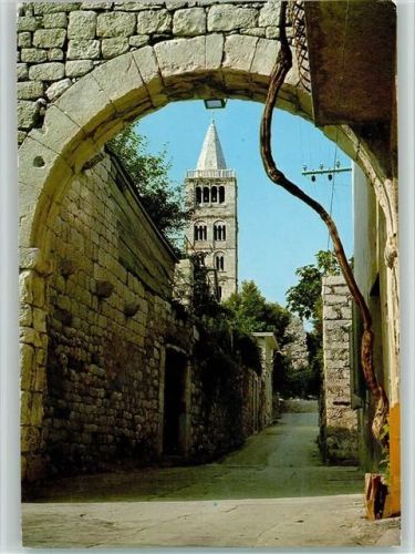 Tor und Kirche