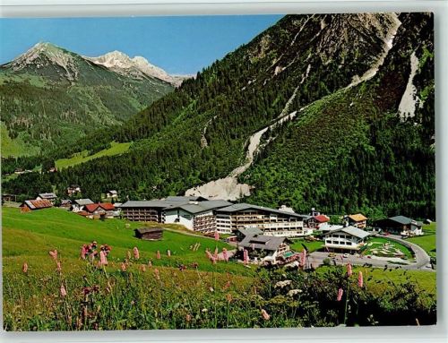 Mittelberg Blick auf Apart Hotel und Minigolfplatz