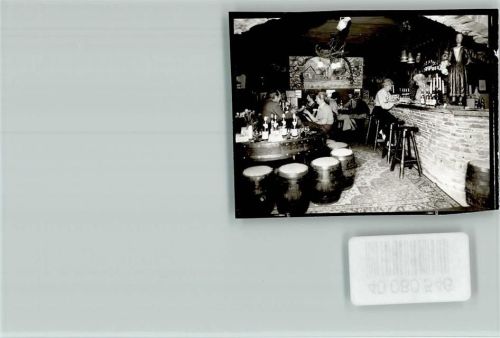 Ediger-Eller Im Weinlokal auf Weinfässern sitzen
