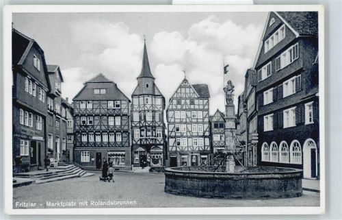 Fritzlar Marktplatz Brunnen Fußgänger Haus