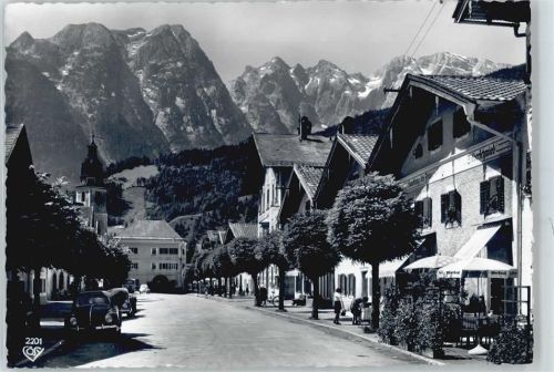 Kuchl Fußgänger Auto Straße Berg Kirche
