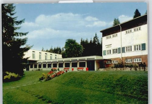 Arnoldshain Haus Wiese Blumen Baum