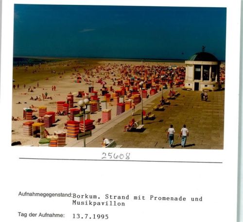 Borkum Strand mit Promenade und Musikpavillon Foto montiert auf Karton