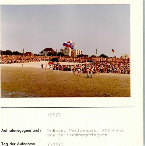 Duhnen Wattrennen Absprung von Fallschirmspringern Foto montiert auf Karton