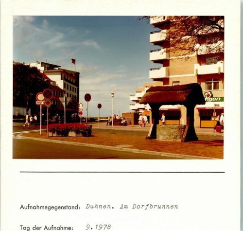 Duhnen Dorfbrunnen Foto montiert auf Karton