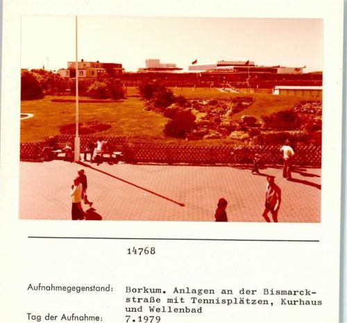 Borkum Anlagen an der Bismarckstraße mit Tennisplätzen Kurhaus und Wellenbad Foto montiert auf Karton