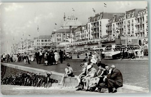 Scheveningen Boulevard mit Grand Hotel Busse Fahrräder