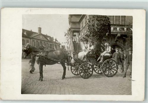 1918 Mit Blumen und Wein geschmückt