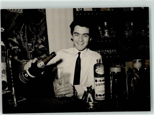 Hans-Jürgen Bäumler an seiner Bar Eiskunstlauf