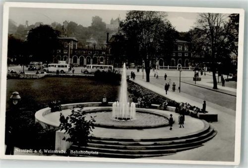 Neustadt 1938 Bahnhofplatz Omnibus Springbrunnen