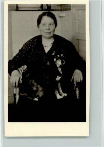 Frau hat ihren Hund auf dem Schoß ca 1955 Foto AK