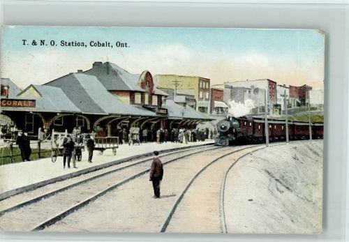 T. & N.O. Station. Cobalt, Ont. Eisenbahn fährt in den Bahnhof 1924 AK