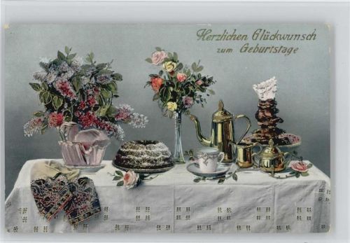 Geburtstagstafel mit Kuchen und Kaffeegedeck, goldene Milchkanne, zuckerdose und Kaffeekanne , Baumkuchen , Blumenvase - Stilleben