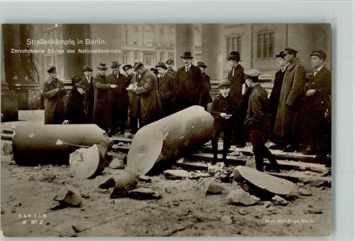 Straßenkämpfe in Berlin - Foto Ruge Nr. 2 AK Zerschossenen Säulen des Nationaldenkmals