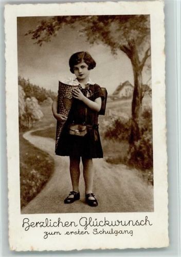 Erster Schulgang , Mädchen mit Schultüte und Brottasche