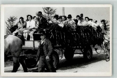 85635 W8011 Siegertsbrunn Privatfoto KEINE AK Pferdewagen Festschmuck Ort handschriftlich