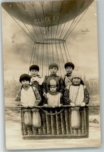 Kinder im Ballonkorb