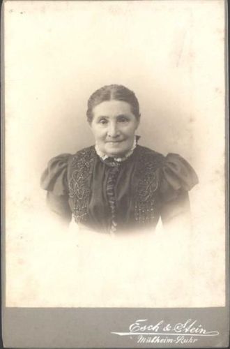 Mülheim Frau in Tracht Esch + Stein Photograph Atelier