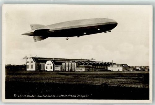 Friedrichshafen LZ 127 Graf Zeppelin über den Luftschiffhallen
