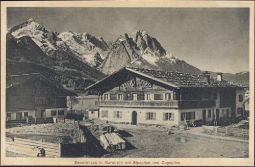 um 1915 Garmisch-Partenkirchen, Bauernhaus mit Alpspitze und Zugspitze,Rudolf Rudolphi AKU1